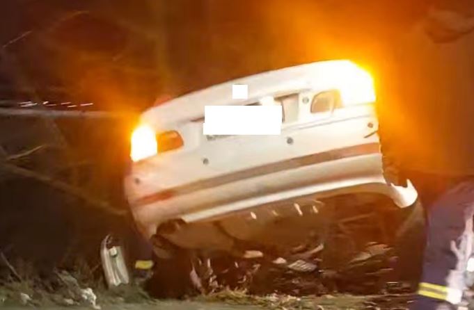 Φάρσαλα: Όχημα εξετράπη της πορείας του, πέρασε στο αντίθετο ρεύμα και προσέκρουσε σε δέντρο