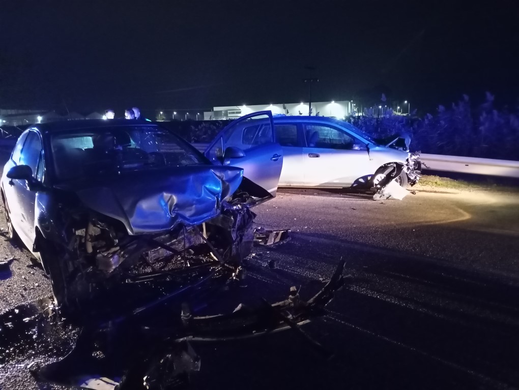 Αγρίνιο: Σφοδρή μετωπική σύγκρουση δύο αυτοκινήτων στην εθνική οδό – Δύο τραυματίες – ΒΙΝΤΕΟ