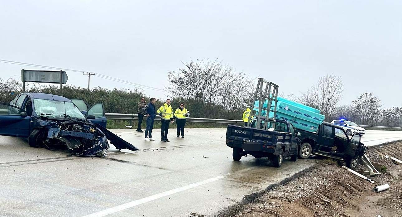 Αγρίνιο: Νεκρή 89χρονη σε τροχαίο έπειτα από σφοδρή σύγκρουση τριών οχημάτων – Eκσφενδονίσθηκε από το παρμπρίζ – ΒΙΝΤΕΟ