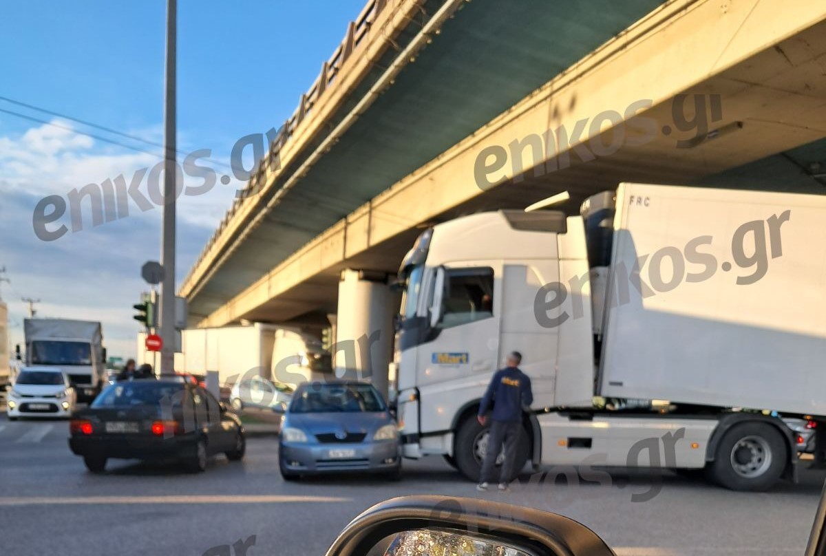 Τροχαίο στον Κηφισό: Νταλίκα συγκρούστηκε με αυτοκίνητο – ΦΩΤΟ αναγνώστη