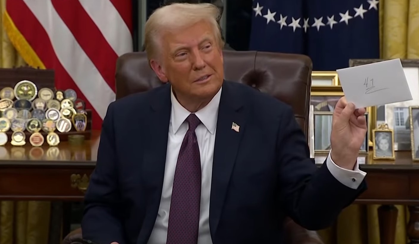 Βίντεο: Η στιγμή που ο Τραμπ ανακαλύπτει την επιστολή που του άφησε ο Μπάιντεν – «Ίσως χρειάζονταν χρόνια για να τη βρούμε»