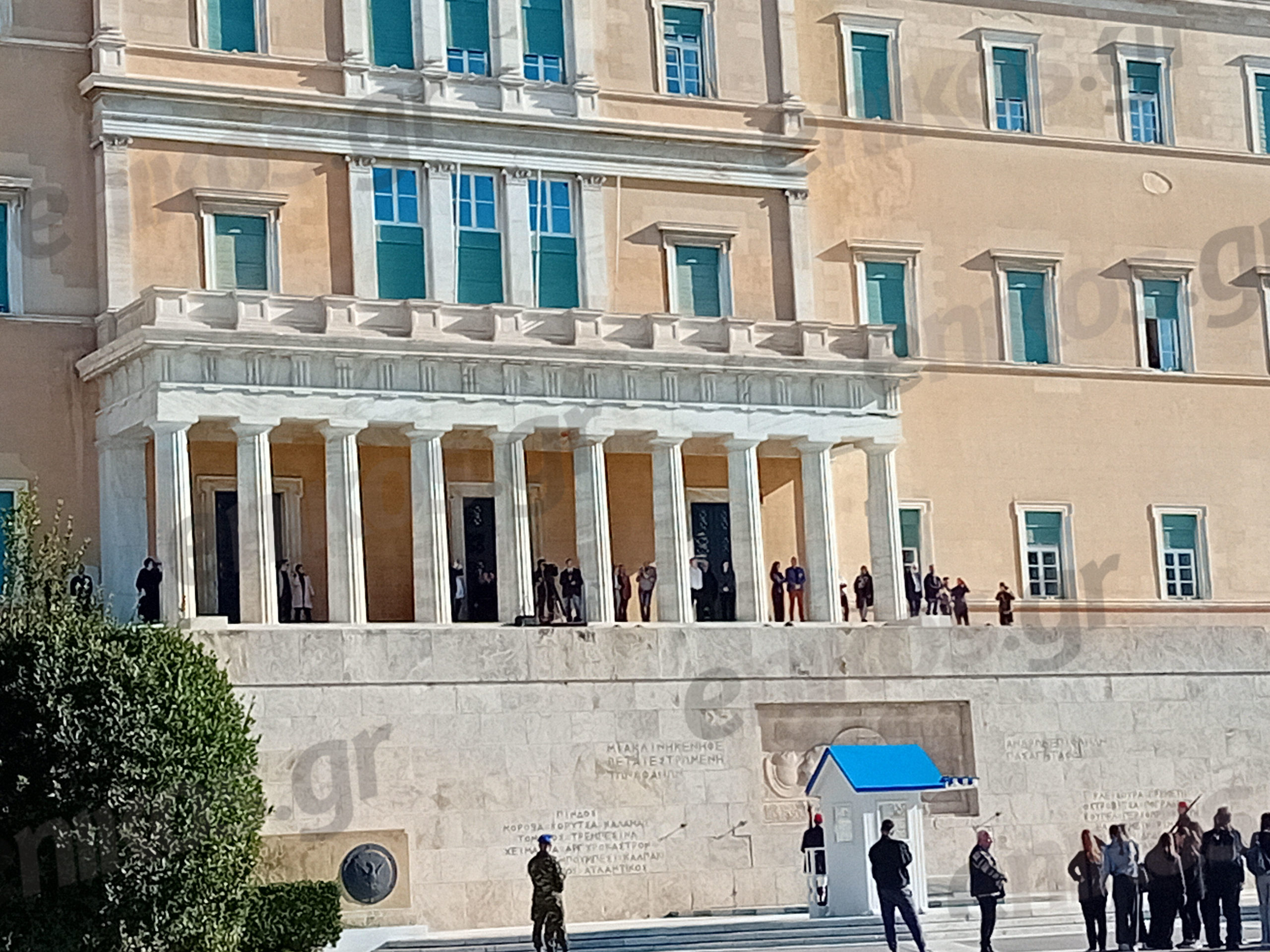 Υπάλληλοι της Βουλής αποχαιρετούν τον Κώστα Σημίτη – ΦΩΤΟ