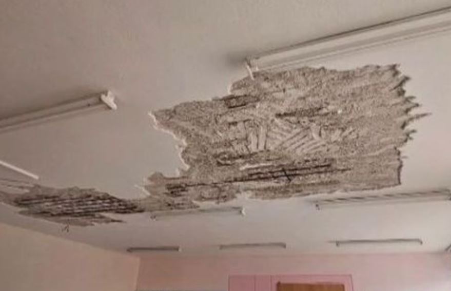 Χαϊδάρι: Πέφτουν σοβάδες σε αίθουσες