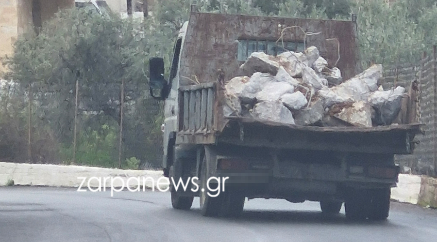 Χανιά: Φορτηγό… «κινούμενος κίνδυνος» – Μεταφέρει σπασμένα κομμάτια σκυροδέματος με ανοιχτή καρότσα-  Δείτε βίντεο