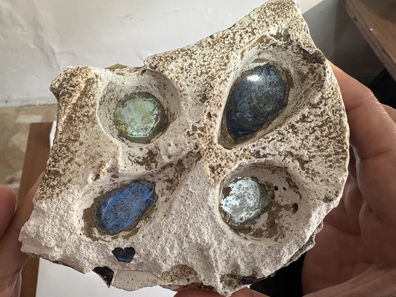 Θραύσματα χρωματιστού γυαλιού από τον καθεδρικό της Χαρράν. Φωτογραφία: ΑΑ