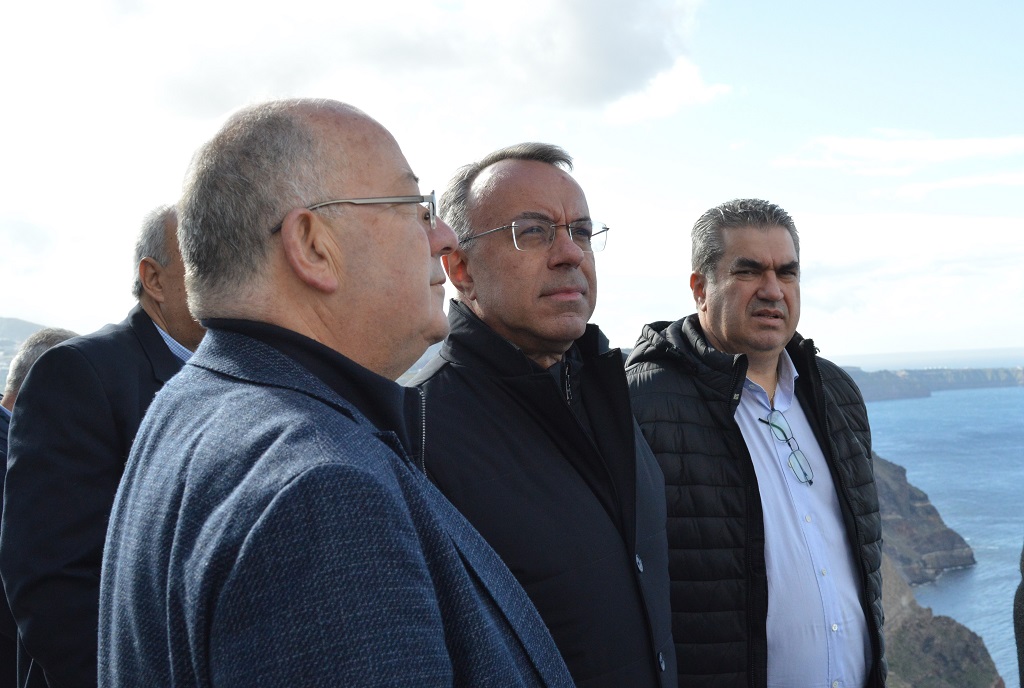 Σαντορίνη: Επίσκεψη της πολιτικής ηγεσίας του Υπουργείου Υποδομών και Μεταφορών σε δημόσιες υποδομές του νησιού
