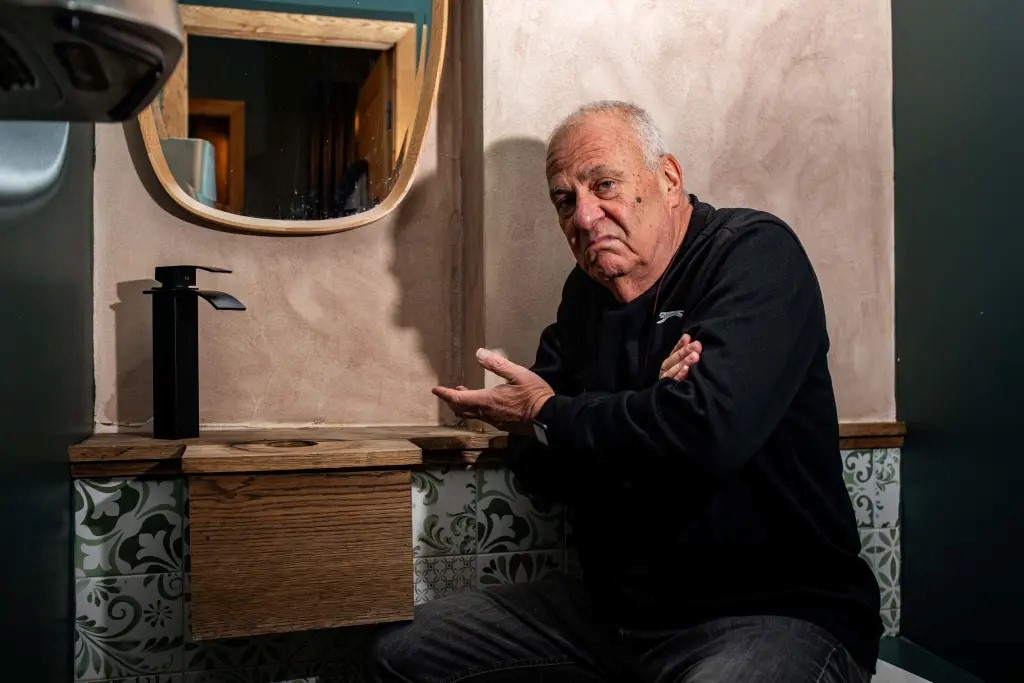 Η πιο περίεργη κλοπή: Μπήκε σε εστιατόριο, πήρε τον νιπτήρα και… έφυγε – «Έχω δει πολλά, αλλά όχι κάτι τέτοιο»