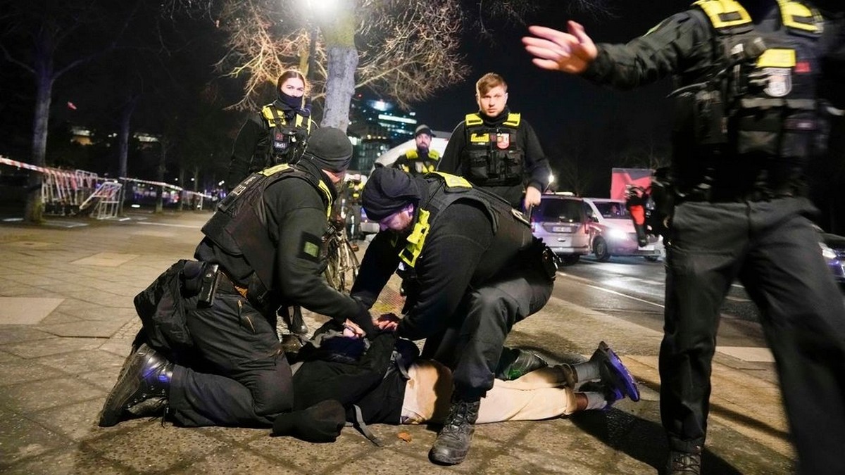 Συνελήφθη ύποπτος για την επίθεση με μαχαίρι στο Βερολίνο – Σε σοβαρή κατάσταση το θύμα