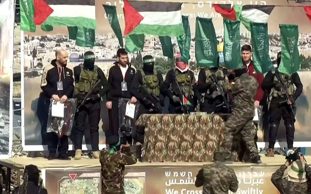 Γάζα: Άρχισε η ανταλλαγή ομήρων μεταξύ Χαμάς και Ισράηλ – Βίντεο από την παράδοσή τους στον Ερυθρό Σταυρό