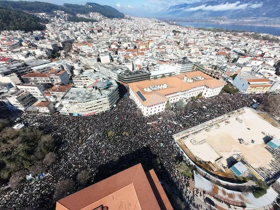 Ιωάννινα: Πομπή διαμαρτυρίας με τρακτέρ για τα Τέμπη – Γέμισαν οι δρόμοι με πολίτες