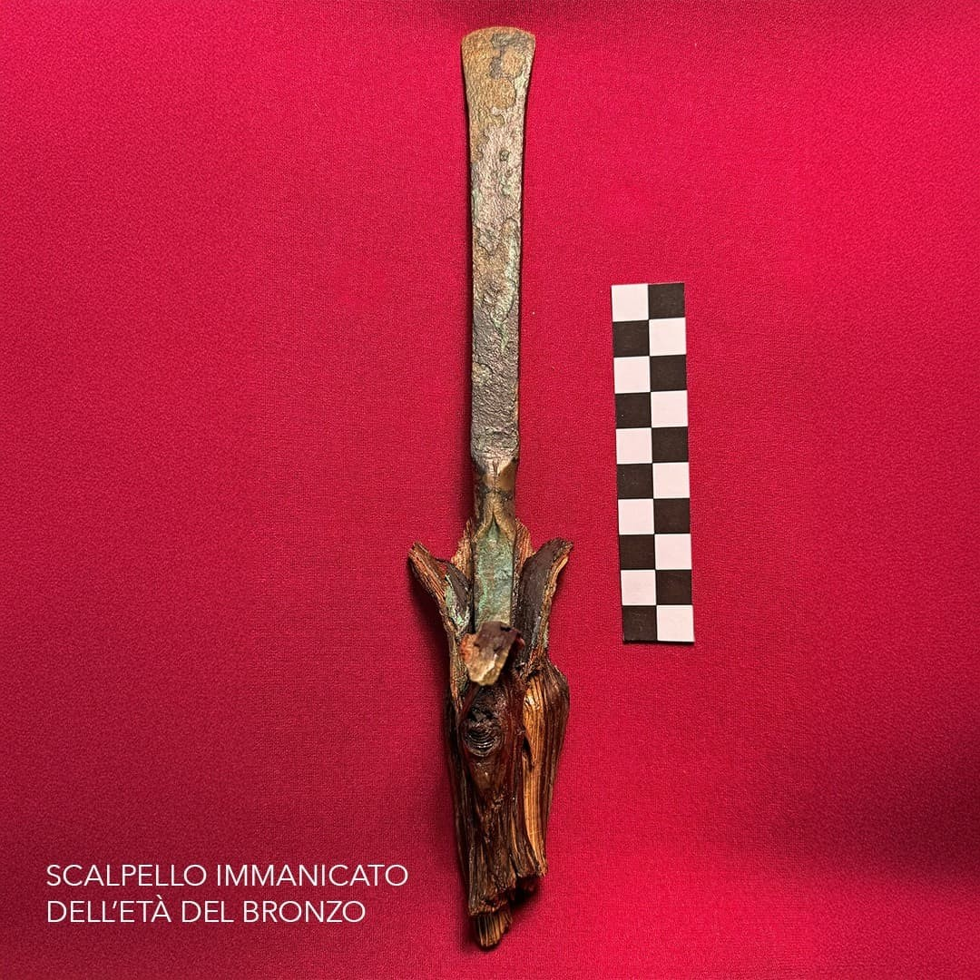 Νυστέρι της Εποχής του Χαλκού που βρέθηκε στη σπηλιά. Φωτογραφία: Fondazione Mida