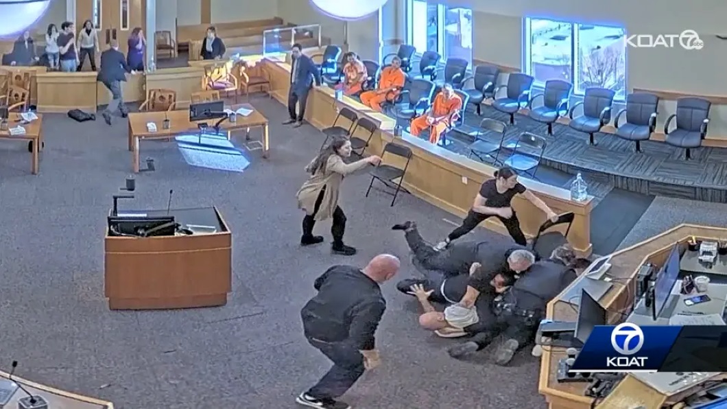 Βίντεο: Άγρια σύρραξη σε δικαστήριο όταν συγγενής επιτέθηκε με γροθιές σε κατηγορούμενο για φόνο – «Άξιζε κάθε στιγμή»