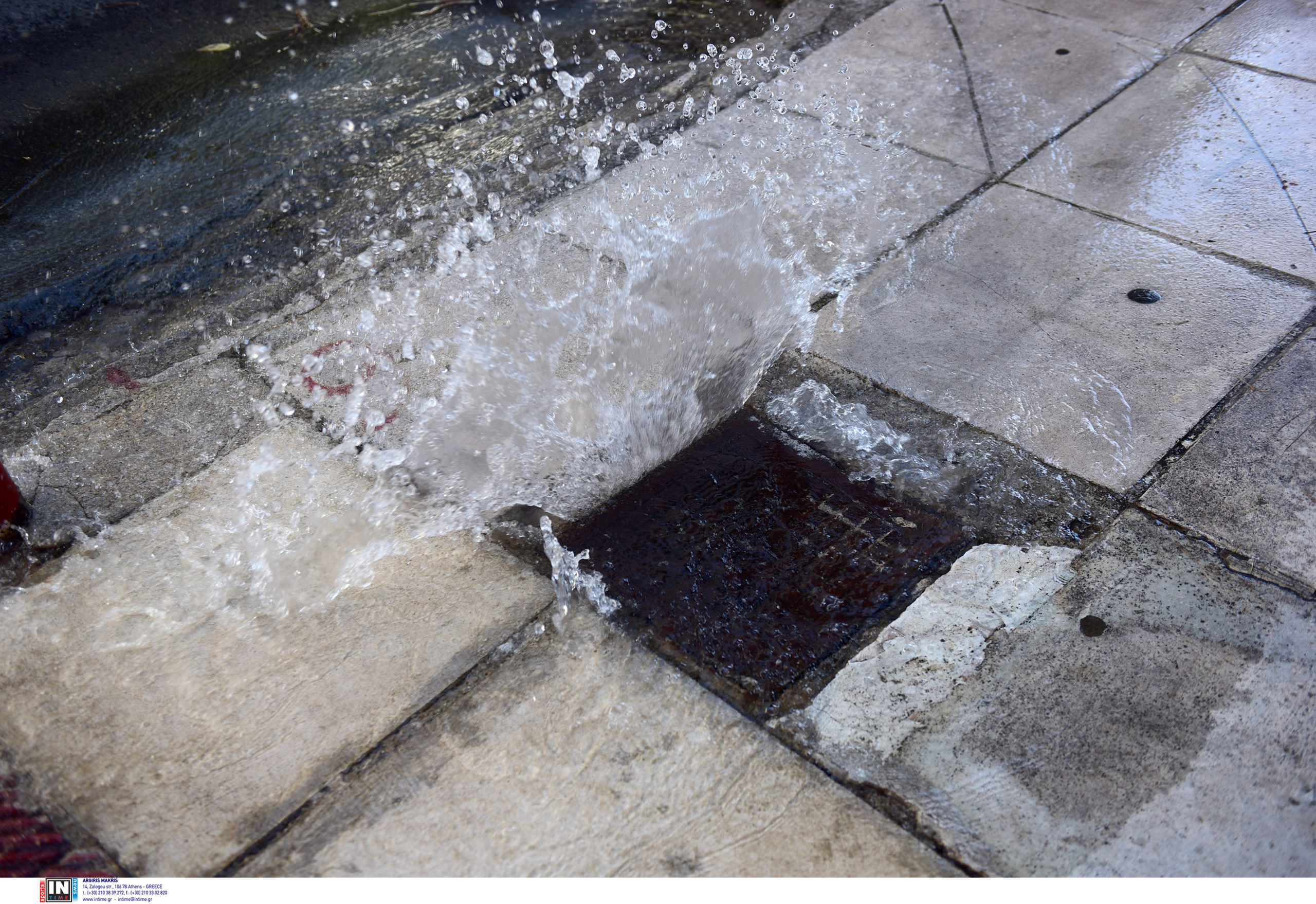 Πλημμύρισε η λεωφόρος Μεσογείων: Έσπασε αγωγός της ΕΥΔΑΠ – Προβλήματα στην κυκλοφορία των οχημάτων