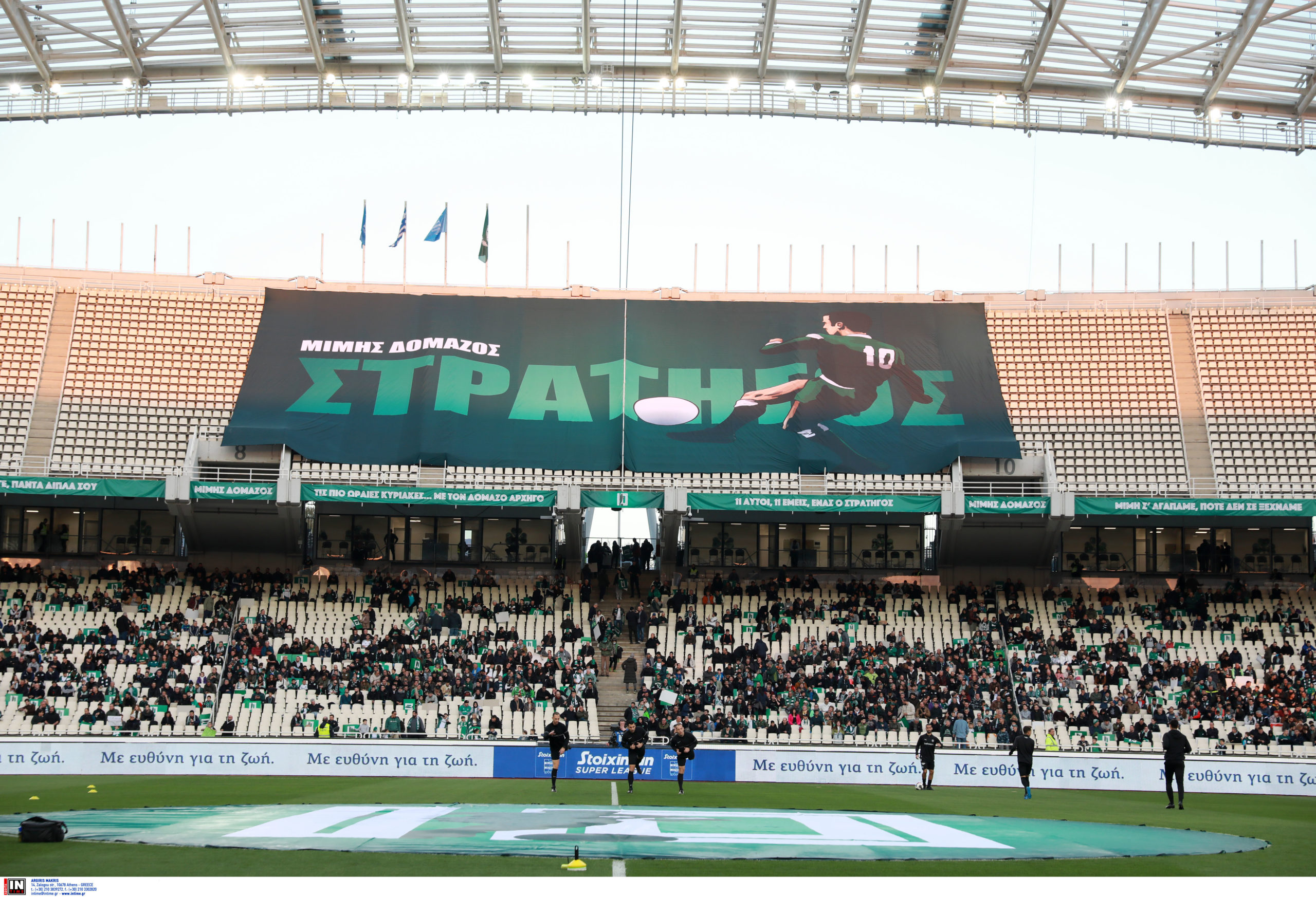 Μίμης Δομάζος: Πανό για τον «Στρατηγό» του Παναθηναϊκού στο ΟΑΚΑ – Δείτε φωτογραφίες