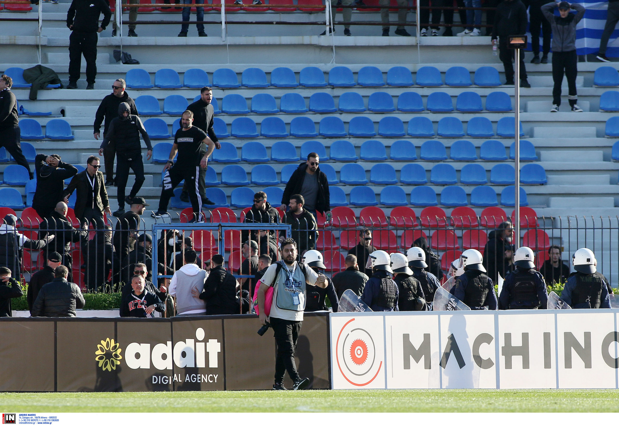 Επεισόδια ανάμεσα σε οπαδούς του Πανιωνίου και της Καλαμάτας στη Νέα Σμύρνη – Διεκόπη ο αγώνας