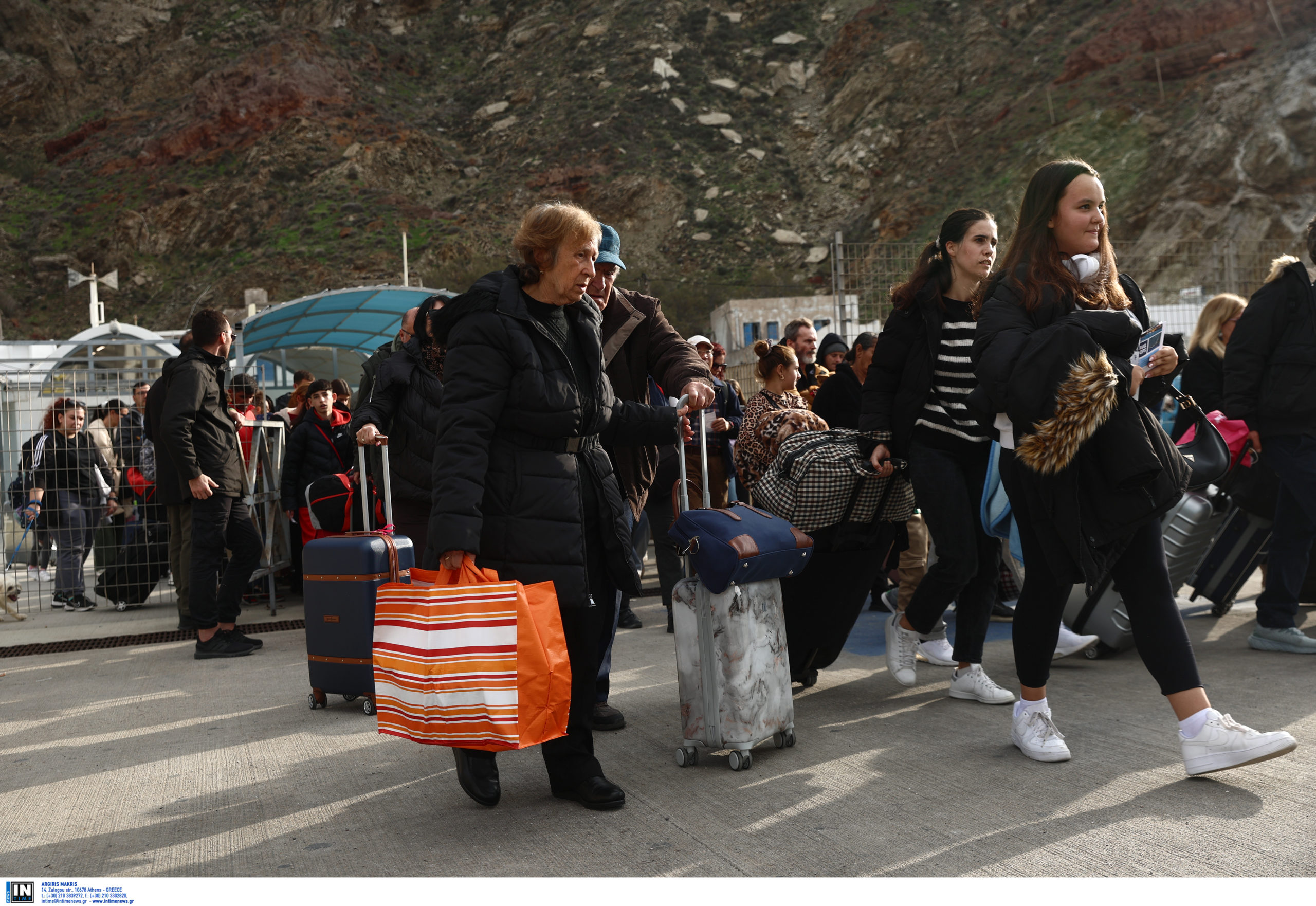 Λιμάνι Πειραιά: Τους 9.000 φτάνουν οι κάτοικοι που εγκατέλειψαν την Σαντορίνη – «Μία προσευχή από όλους… ανησυχούμε»