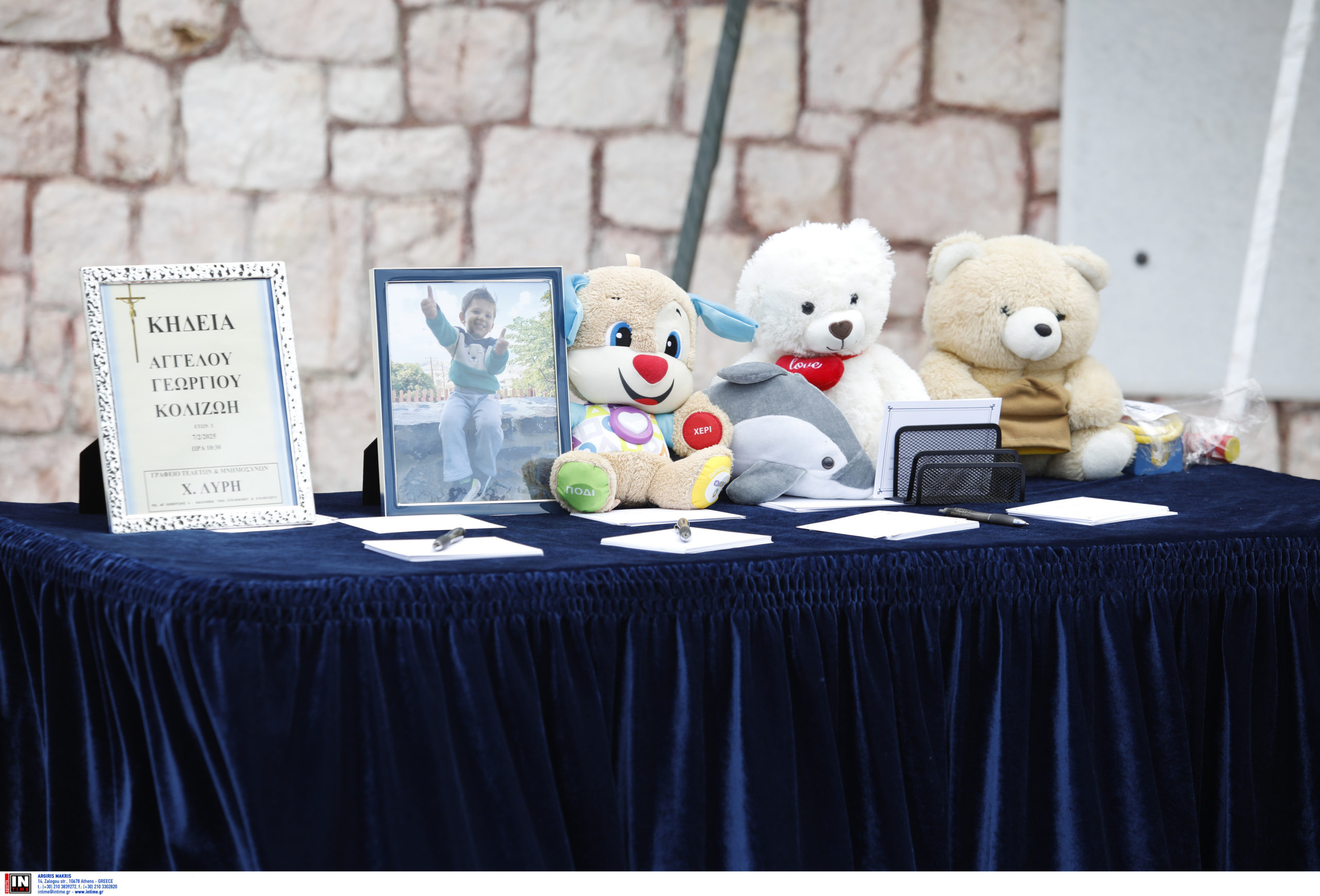 Θρήνος στην κηδεία του 3χρονου Άγγελου που κακοποιήθηκε μέχρι θανάτου – Στο τραπέζι το αγαπημένο του αρκουδάκι