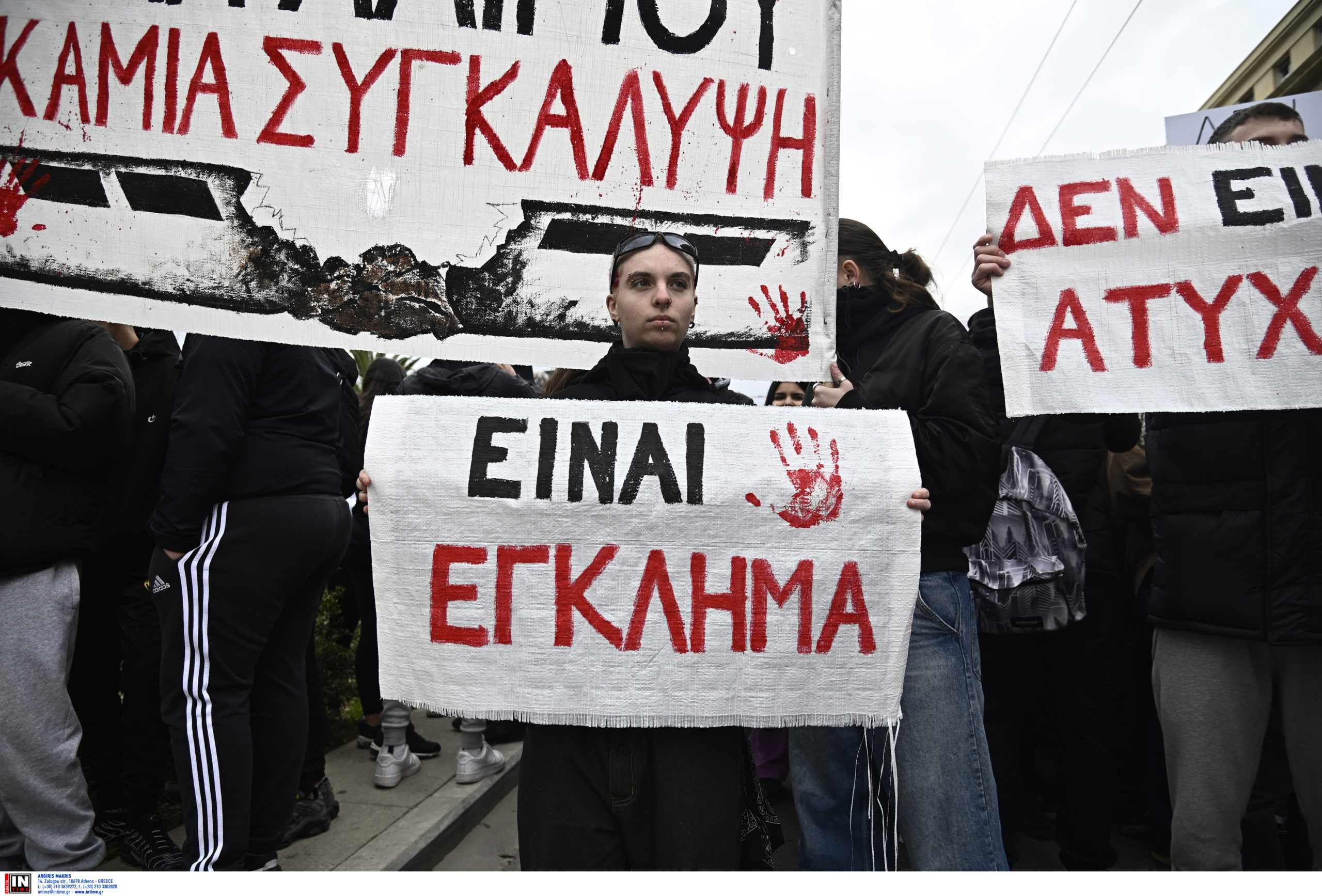 «Δεν έχω οξυγόνο»: Σε εξέλιξη το συλλαλητήριο στην Αθήνα για τα Τέμπη – Στους δρόμους μαθητές, φοιτητές και εκπαιδευτικοί