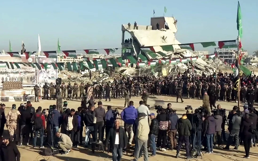 Γάζα: Προ των πυλών η ανταλλαγή ομήρων μεταξύ Χαμάς και Ισραήλ – Στη Χαν Γιούνις κομβόι του Ερυθρού Σταυρού για να παραλάβει αιχμαλώτους