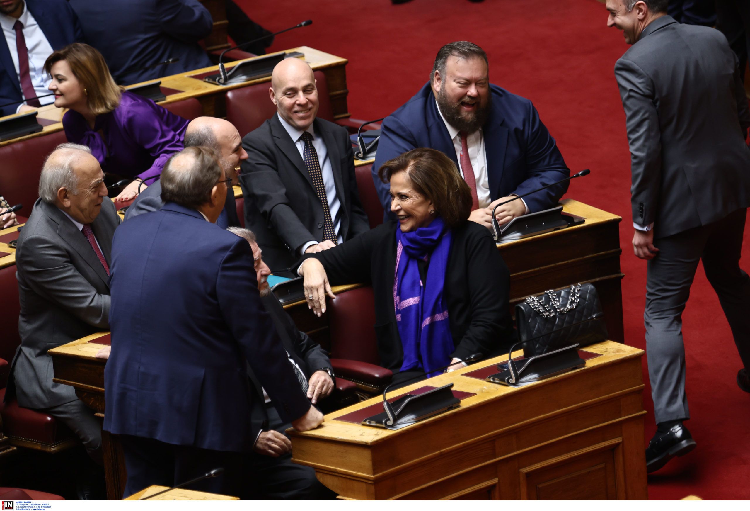 Βουλή: Πηγαδάκια, απρόοπτα και χειροφιλήματα στην τέταρτη ψηφοφορία για Πρόεδρο της Δημοκρατίας – Όλο το παρασκήνιο