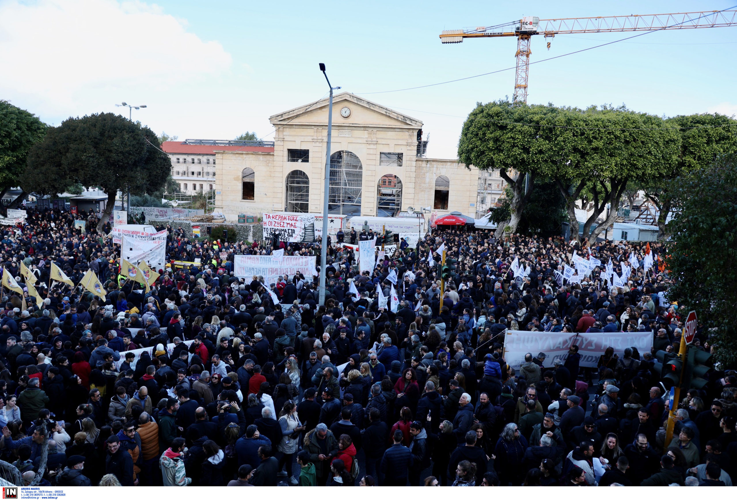 Κρήτη: «Βούλιαξαν» τα Χανιά και το Ηράκλειο στα μαζικά συλλαλητήρια για τα Τέμπη