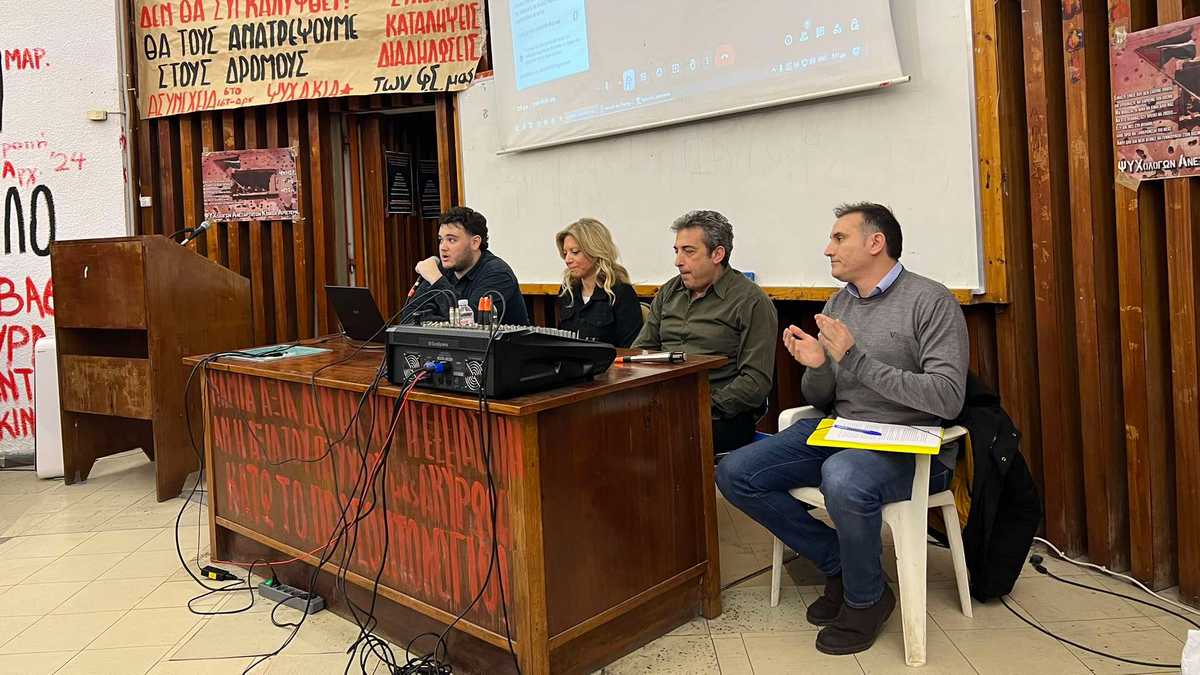 «Όσα παιδιά και φοιτητές είστε εδώ κάντε μια αγκαλιά τους γονείς σας το πρωί» – Συγκίνηση στο ΑΠΘ για τα Τέμπη