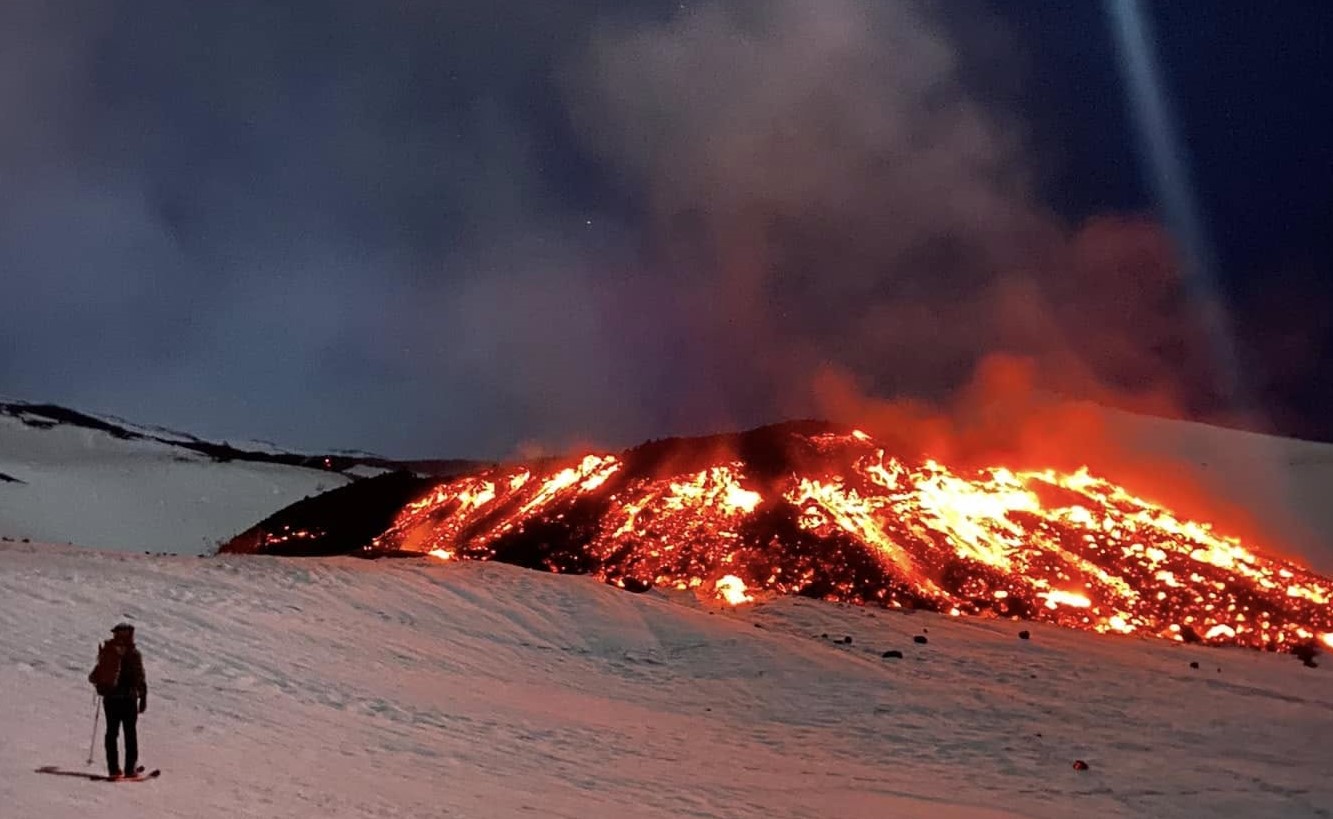Αίτνα: Εντυπωσιακές εικόνες από ποτάμια λάβας που κυλούν δίπλα σε απτόητους σκιέρ – Η σεισμική ακολουθία που προηγήθηκε της έκρηξης