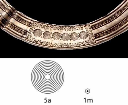 Η ημισέληνος με τη γεωμετρική διακόσμηση από τον θησαυρό Chão de Lamas, στο εθνικό αρχαιολογικό μουσείο της Ισπανίας (MAN, inv. no. 28588).