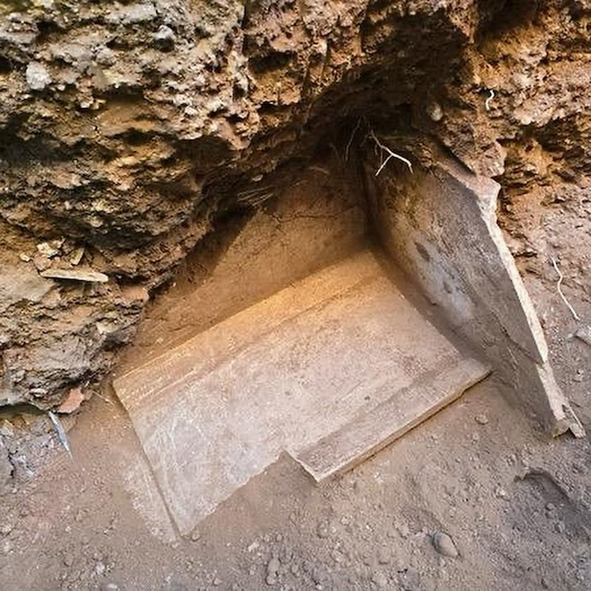 Λεπτομέρεια από τάφους που ανακαλύφθηκαν κάτω από τον οδό Γκαριμπάλντι στην Τζέλα της Σικελίας.