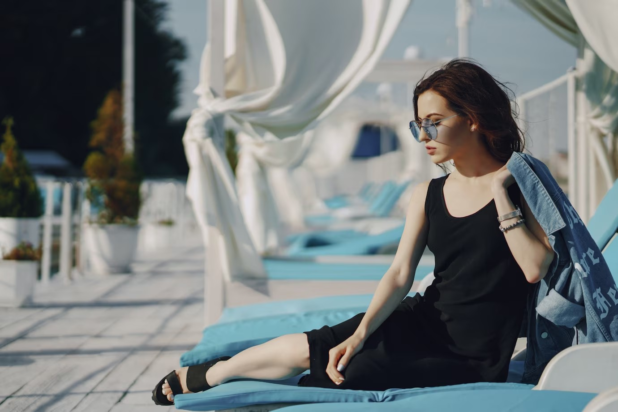 «Είμαι μια πλούσια νοικοκυρά – έχω κάποιες απαιτήσεις για να γεννήσω τα παιδιά του άνδρα μου». Φωτογραφία: Freepik