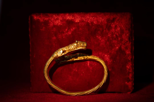 Το βαρύτιμο χρυσό βραχιόλι με απεικονίσεις λεοπαρδάλεων.