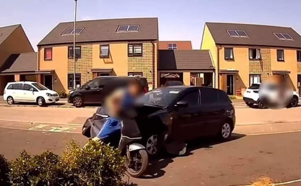 Βίντεο-σοκ: Οδηγός έριξε σκόπιμα το αυτοκίνητό του πάνω σε μηχανάκι και εκτίναξε τον αναβάτη στον αέρα – «Χρησιμοποίησε το όχημα ως όπλο»