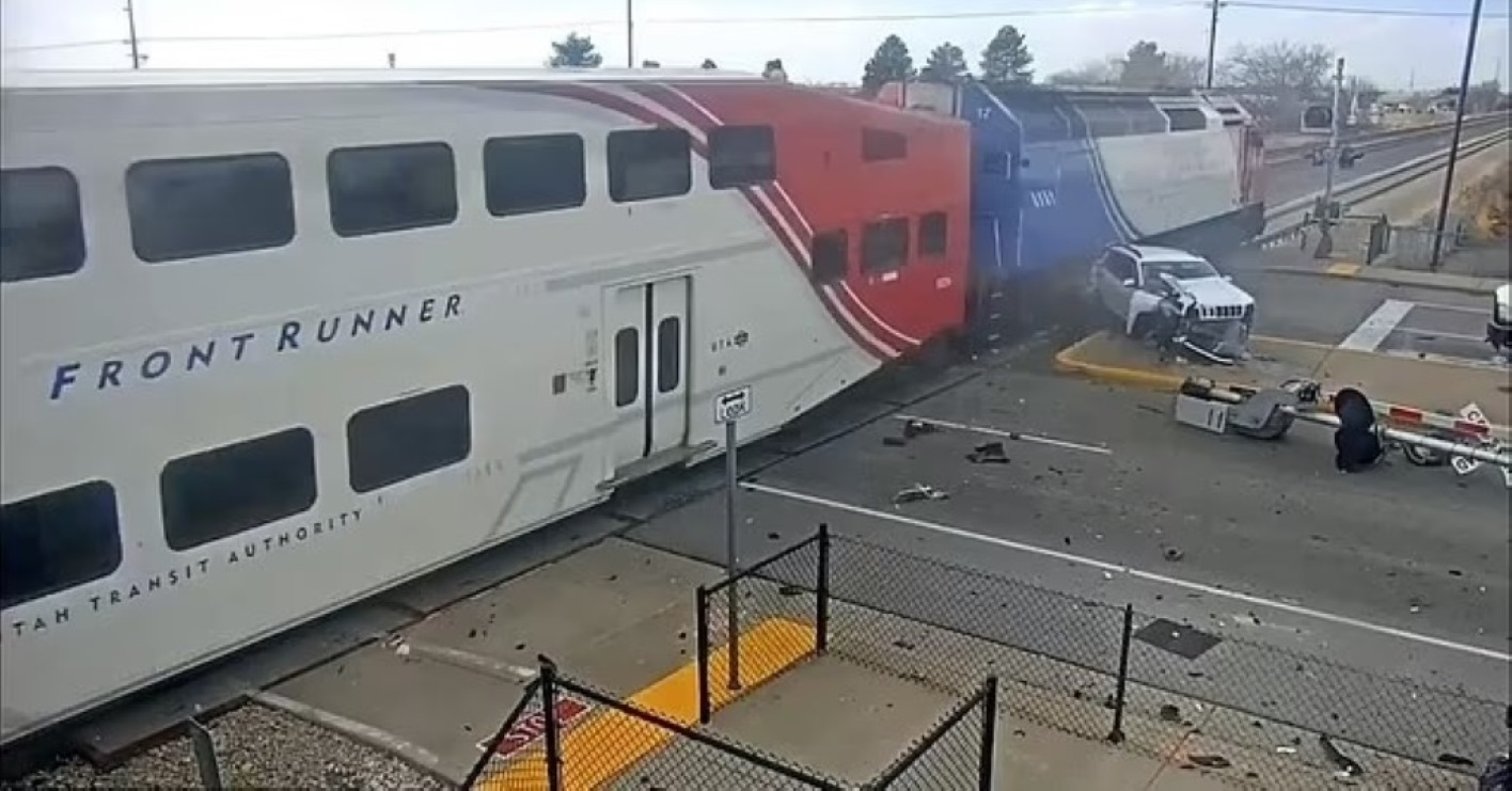 Βίντεο-σοκ: Η στιγμή που τρένο συγκρούεται με αυτοκίνητο που ήταν κολλημένο στις ράγες