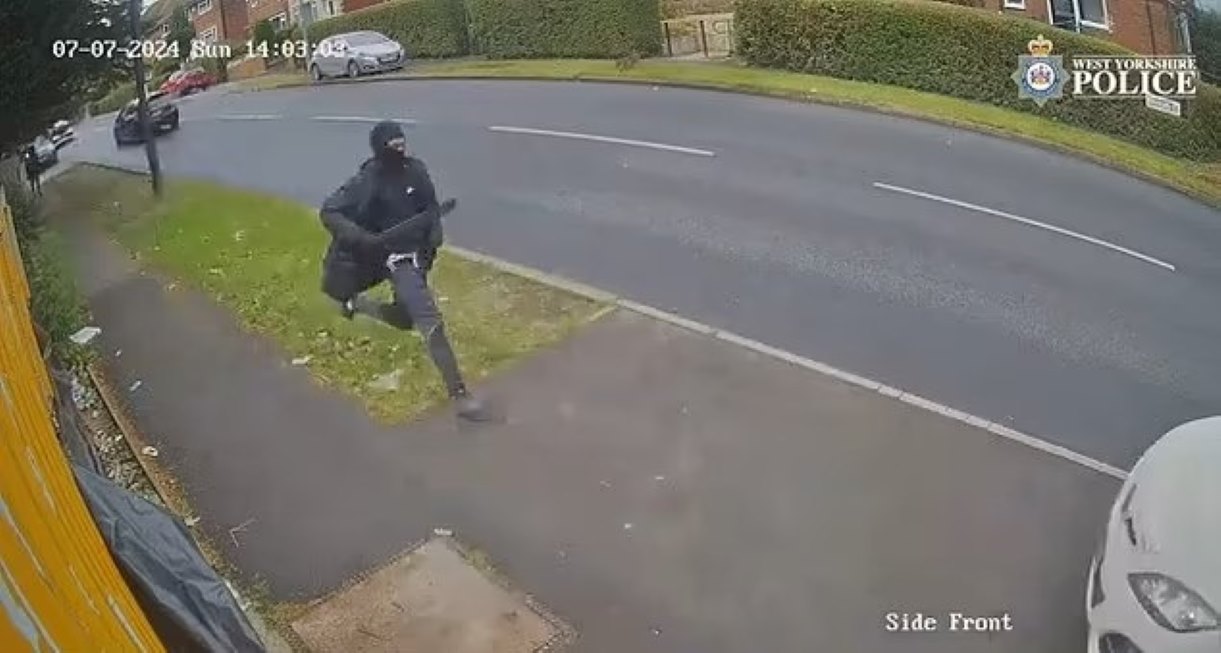 Βίντεο: Συμμορία με ματσέτες και όπλο καταδιώκει 17χρονο στη μέση του δρόμου