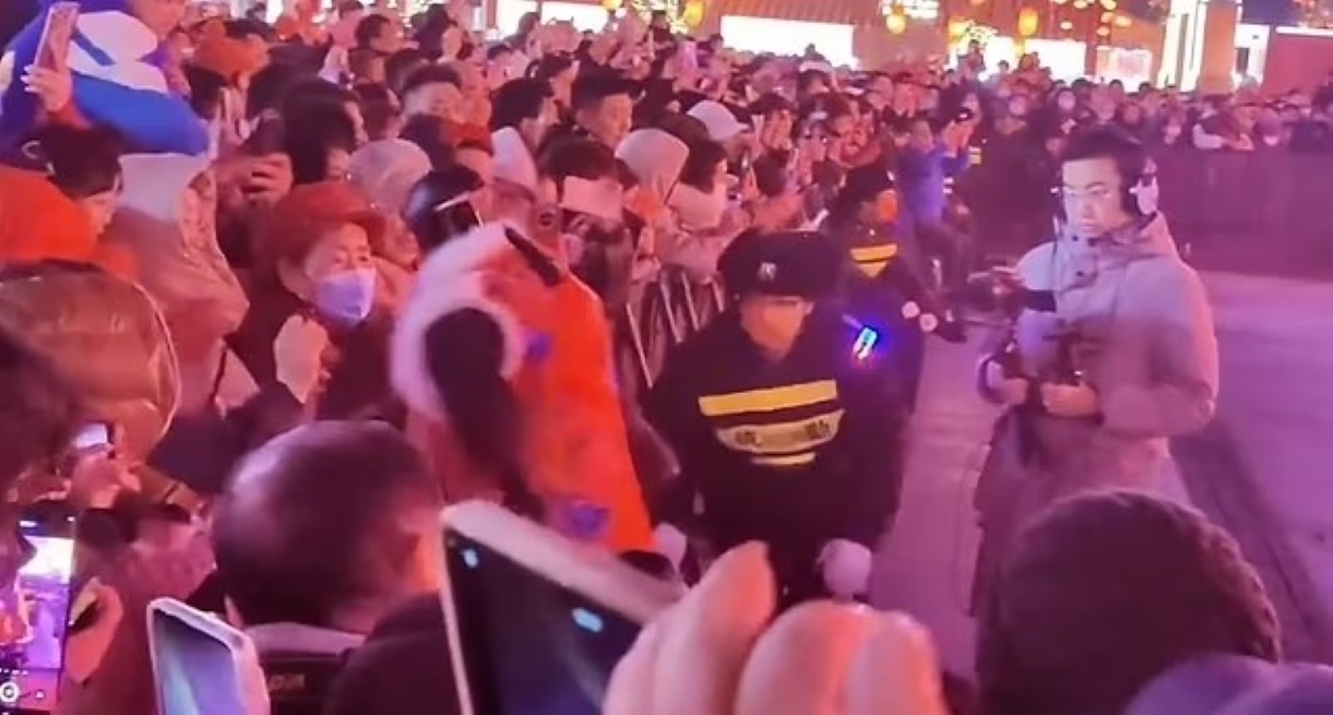 Βίντεο-σοκ: Η στιγμή που ανθρωποειδές ρομπότ επιτίθεται σε ανθρώπους κατά τη διάρκεια εκδήλωσης – «Είχε περάσει τα τεστ ασφαλείας»