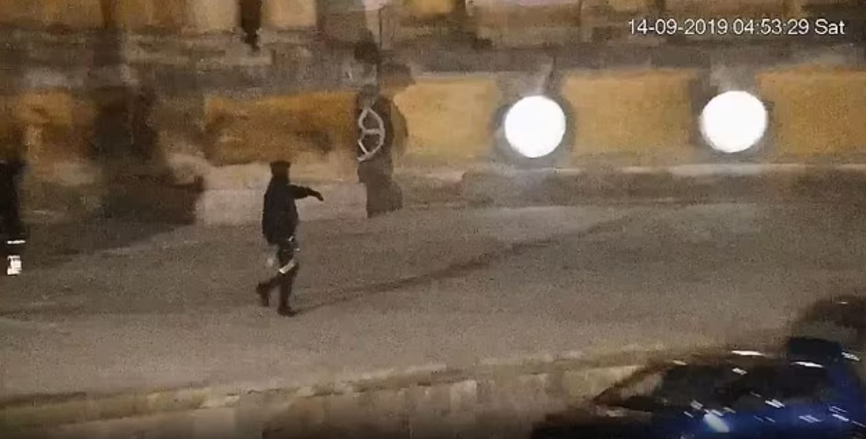 Βρετανία: Η στιγμή που κλέφτες αρπάζουν χρυσή τουαλέτα από το σπίτι όπου γεννήθηκε ο Τσόρτσιλ και εξαφανίζονται