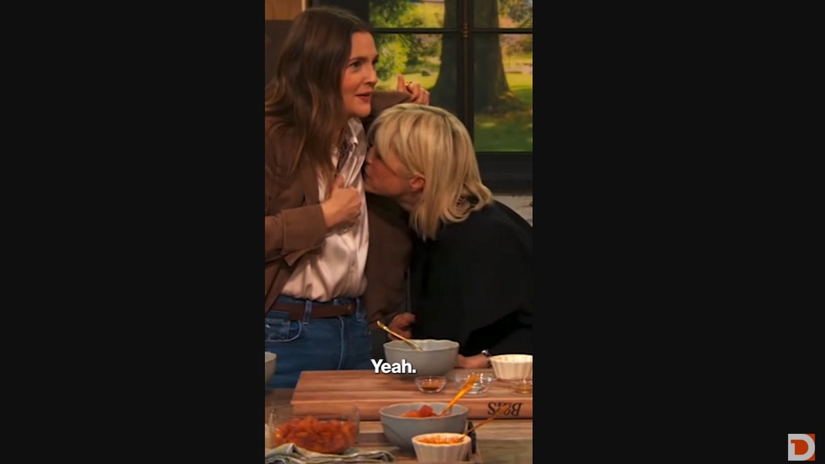 Ντρου Μπάριμορ και Σέλμα Μπλερ μυρίζουν η μία τη μασχάλη της άλλης on air -ΒΙΝΤΕΟ