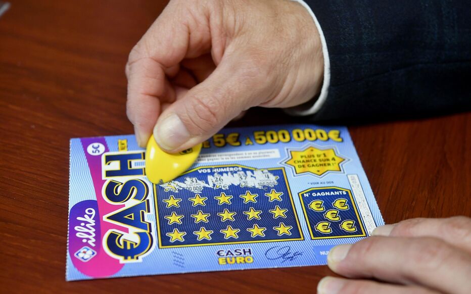 Γαλλία: Άστεγοι αγόρασαν ξυστό με κλεμμένη κάρτα και κέρδισαν 500.000 – Πώς αντέδρασε ο ιδιοκτήτης της πιστωτικής