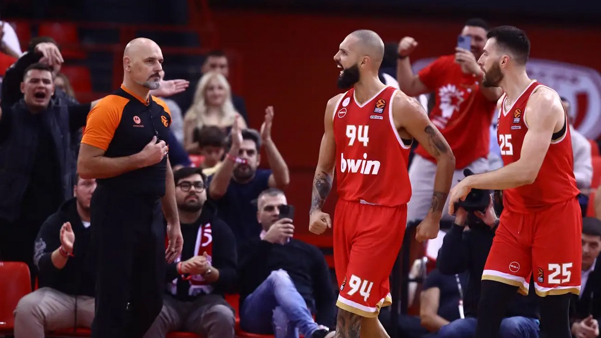 Πάτρα: Εβάν Φουρνιέ και Άλεκ Πίτερς δέχθηκαν επίθεση… αγάπης – ΦΩΤΟ