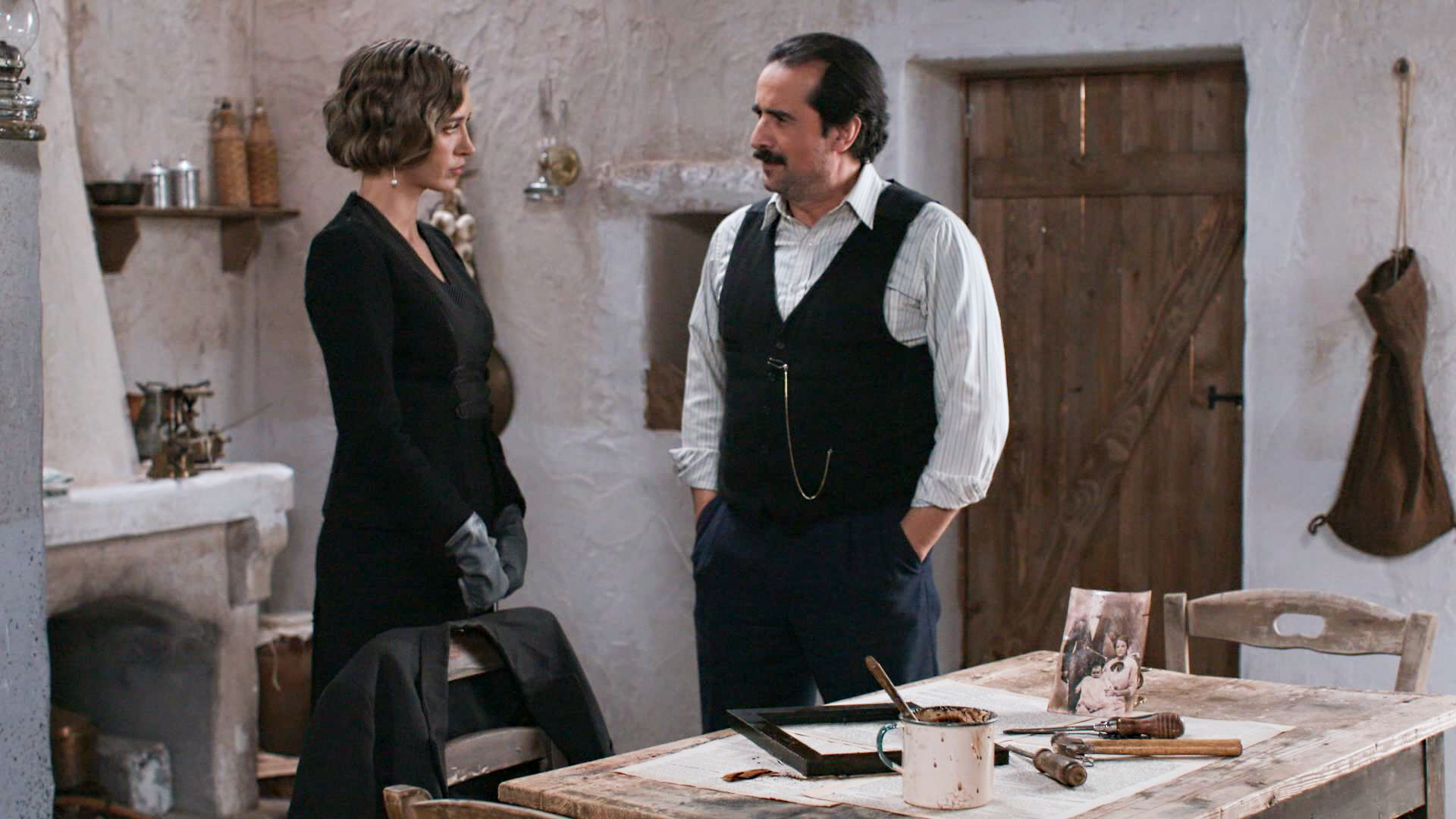 «Grand Hotel»: Η Ελένη αποκαλύπτει στον Χαραλάμπη ότι πατέρας των παιδιών της είναι ο Ρήγας