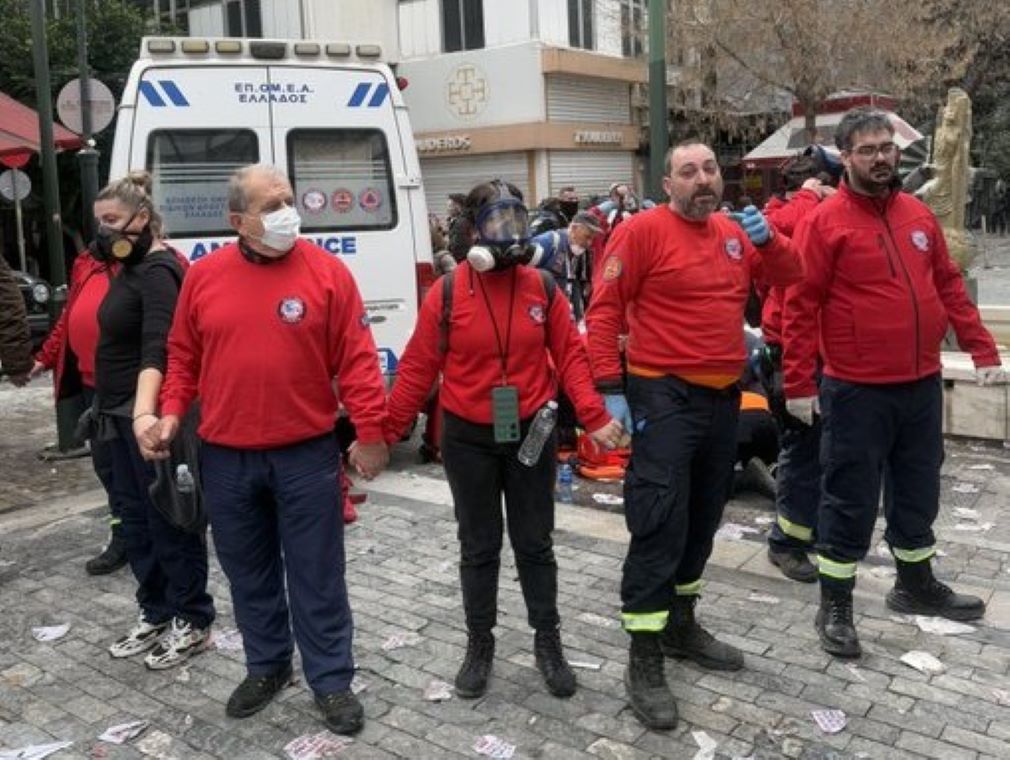 Σύνταγμα: Εθελοντές διασώστες σχημάτισαν «ασπίδα προστασίας» για τους διαδηλωτές κατά τη διάρκεια των επεισοδίων – ΦΩΤΟ και ΒΙΝΤΕΟ