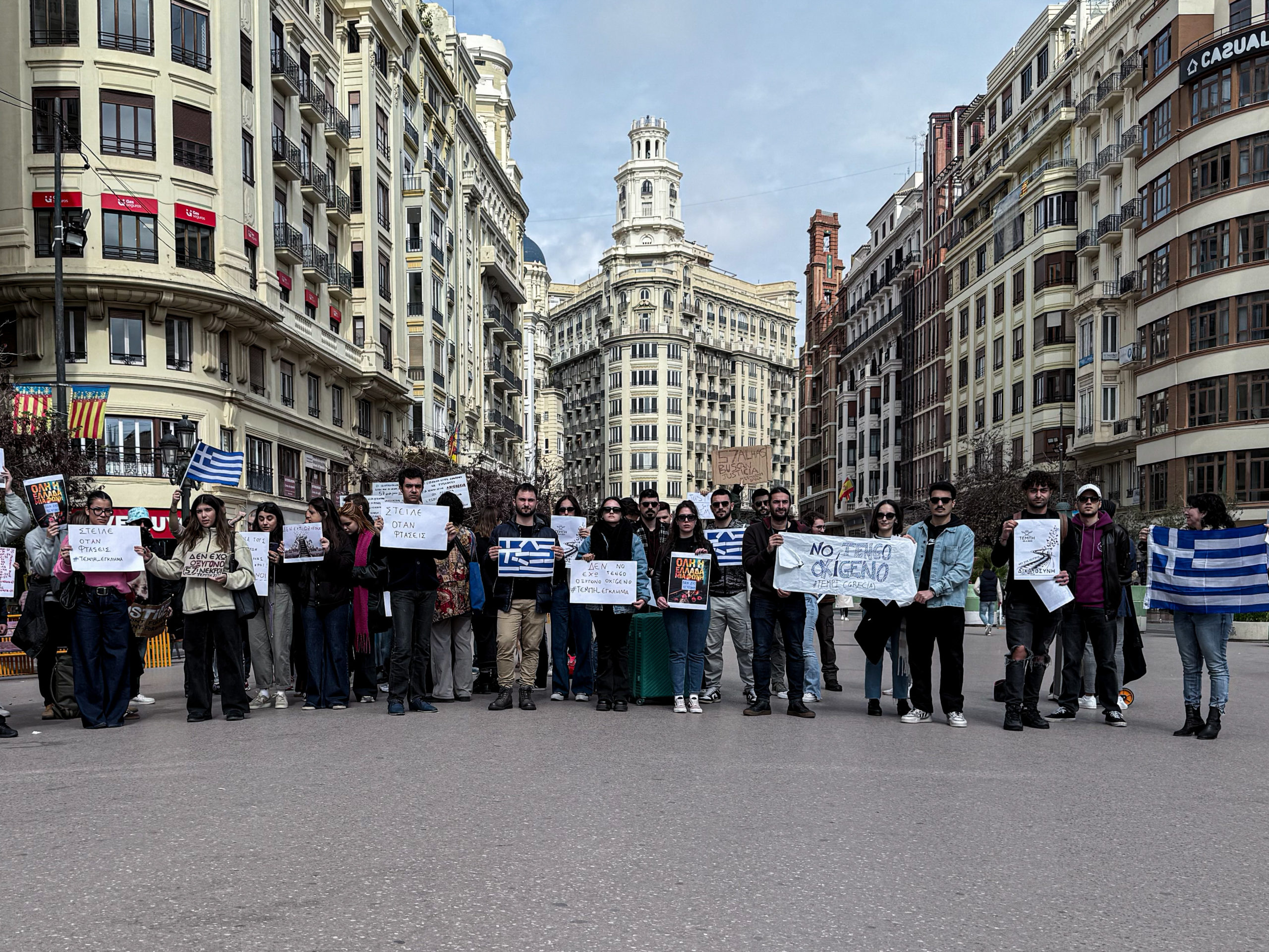 Βαλένθια: Συλλαλητήριο με πανό και πλακάτ για την τραγωδία των Τεμπών – «Είμαστε η φωνή των νεκρών»