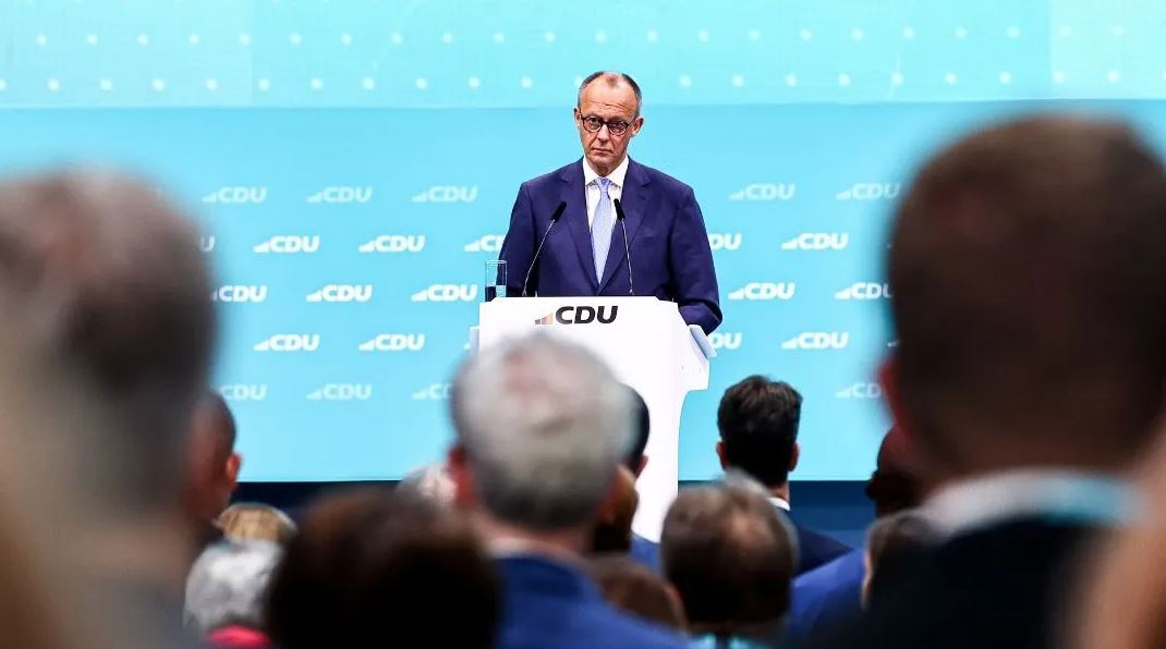Γερμανία: Μεγάλο Συνασπισμό με τους Σοσιαλδημοκράτες επιθυμεί ο Φρίντριχ Μερτς – Τι είπε στην πρώτη συνέντευξη μετά την εκλογική νίκη