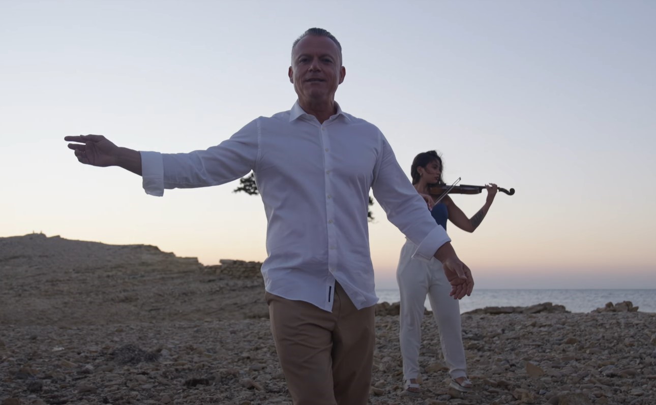 Λειψοί: Το νησί του Αιγαίου πρωταγωνιστεί στο νέο τραγούδι του Δημάρχου και του ράπερ Μιχαλάρα – Δείτε το βίντεο κλίπ