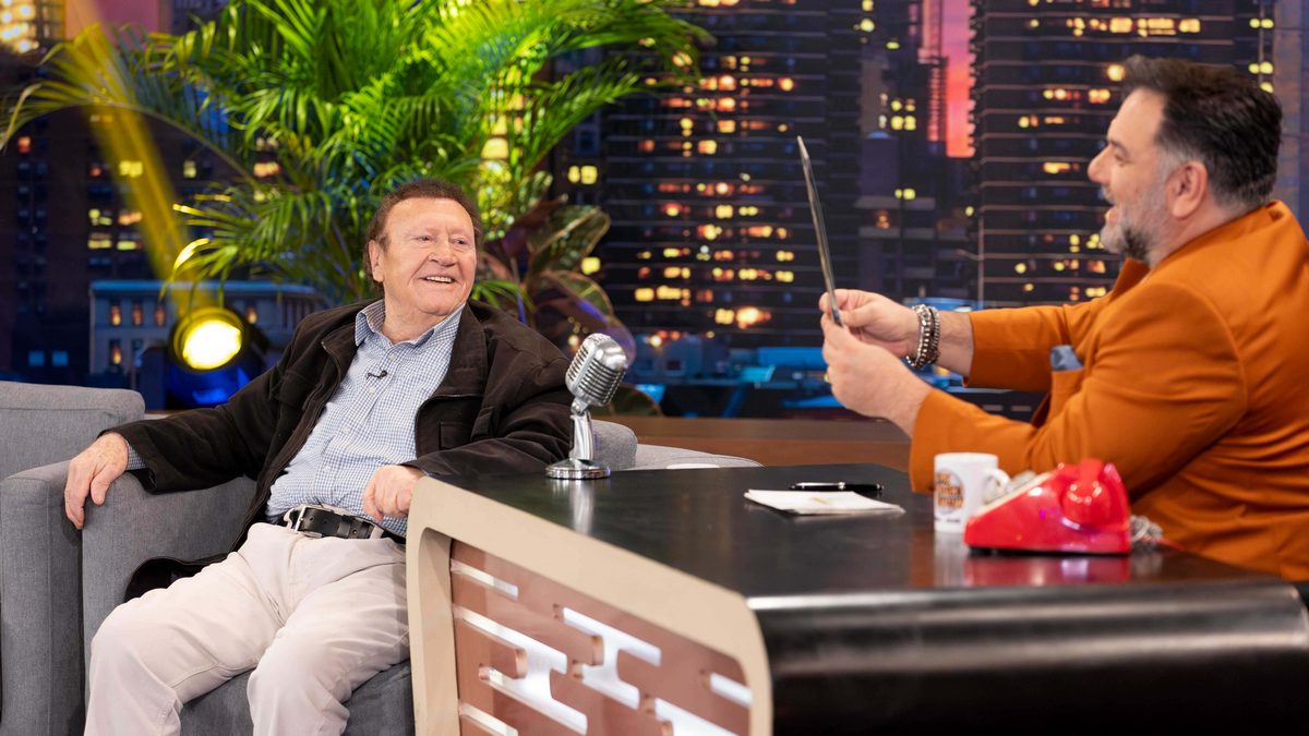 Γιάννης Μπουρνέλης: «Η Αλίκη Βουγιουκλάκη είχε ένα στήθος και το σήκωνε προς τα πάνω – Μια μέρα μου λέει: “Τα β@ζια μου κοιτάς;”»