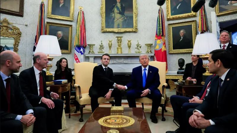 Τραμπ – Μακρόν: Οι πρώτες δηλώσεις στο Οβάλ Γραφείο – «Αν δεν λύσουμε το Ουκρανικό πάμε σε Γ’ Παγκόσμιο Πόλεμο»