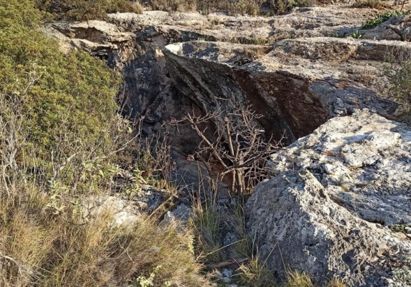 Θρίλερ στη Βούλα: Γυναίκα εντοπίστηκε νεκρή κοντά στο νεκροταφείο