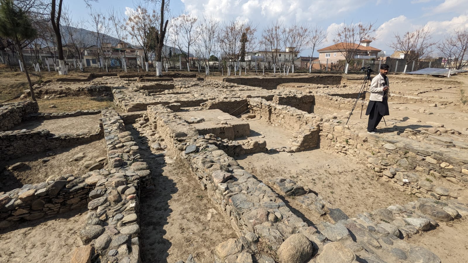 Οι ανασκαφές στην στούπα της Μπουτκάρα έφεραν στο φως πλούσια στοιχεία για τον βουδισμό.