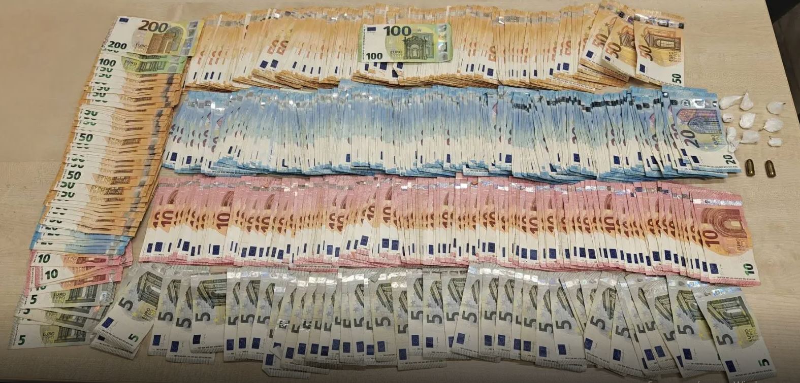 Άγιος Παντελεήμονας: Τρεις συλλήψεις για διακίνηση ναρκωτικών σε κατάστημα – Έκρυβαν τα χρήματα σε κρύπτη στον τοίχο 