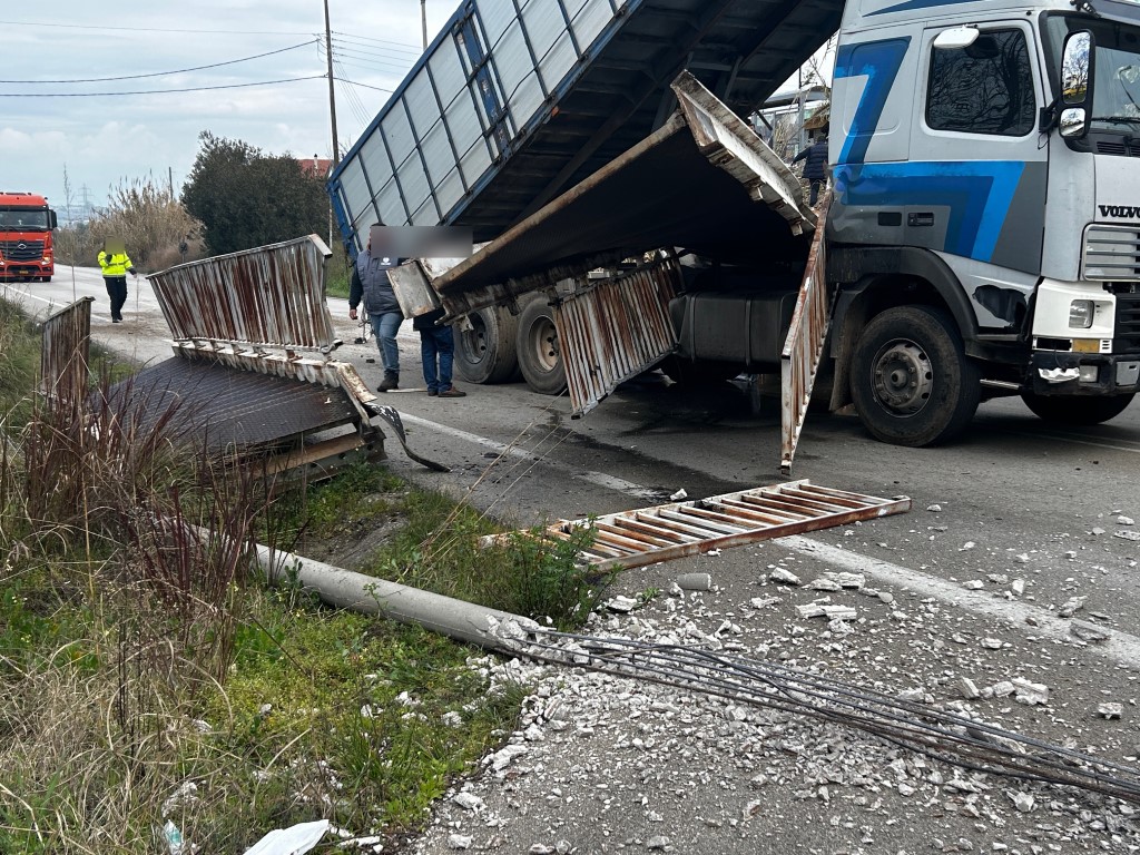 Αγρίνιο: Συνελήφθη ο οδηγός φορτηγού που γκρέμισε πεζογέφυρα – Πώς έγινε το ατύχημα